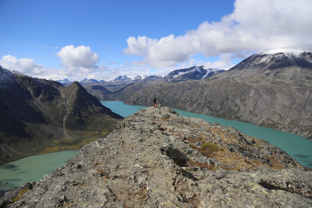 Knutshøe med utsikt innover Gjende.