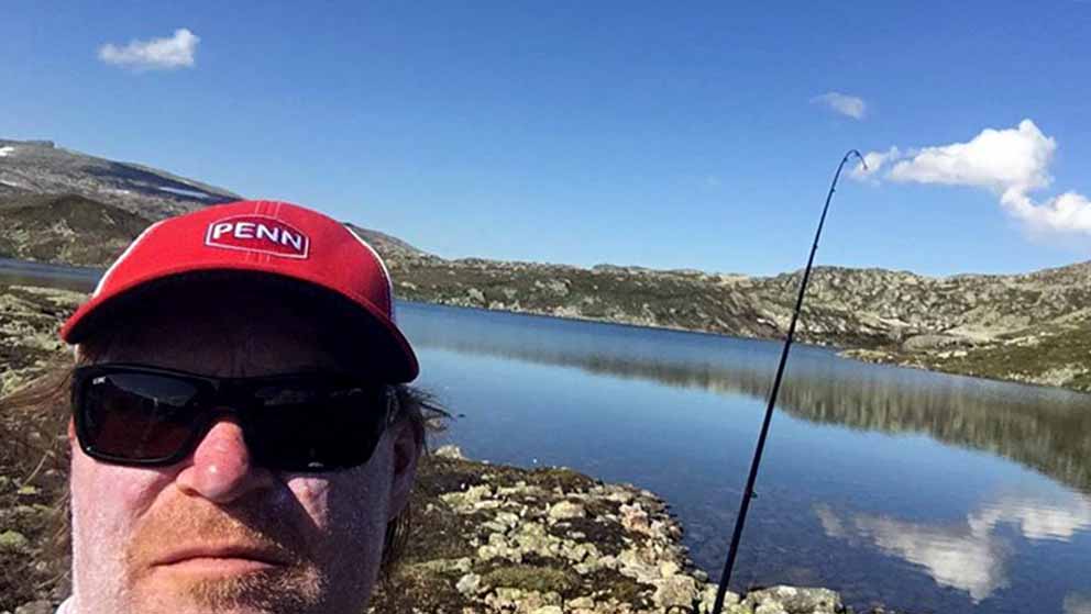 Storfisker og trommis Cato Bekkevold deltok i TV2s satsing «Alene» i 2017 - hvor deltakerne måtte klare seg alene i villmakrne. Foto: Privat