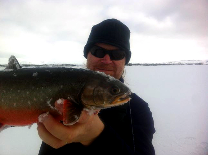 Verste turopplevelse; – Jeg og en kompis var til fjells ei uke for å fiske svært røye på isen på tidlig 90-tall. Det blåste hatter og høy i ei uke, så det ble brakkesjuke i teltet i stedet for fiske. Teltet blåste ned og isfiske var knapt å tenke på. Vi klarte oss fint, men vi fikk jo ikke fisket. Bildet er fra en annen tur, hvor fangsten var verdt et bilde. Foto: Privat