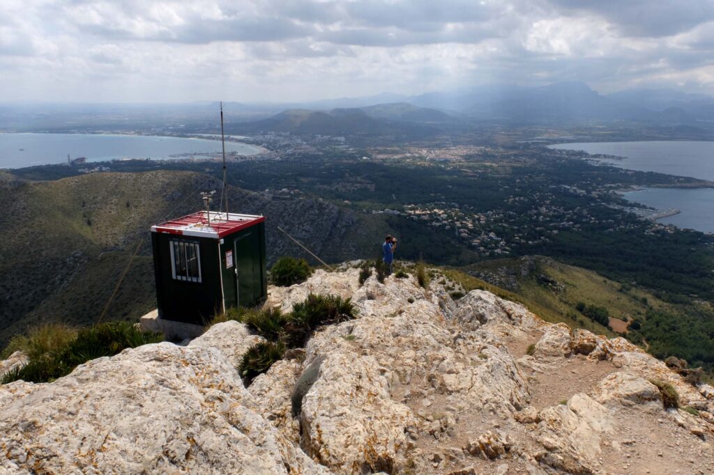 På toppen av Talaia d'Alcudia er skogbrannvokteren på jobb.
