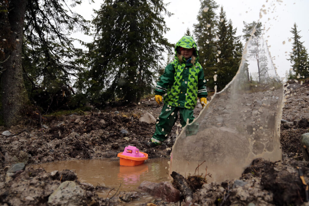 LEK: Opplevelsene finnes i bekken, dammen eller oppe i en flomstor sølepytt.