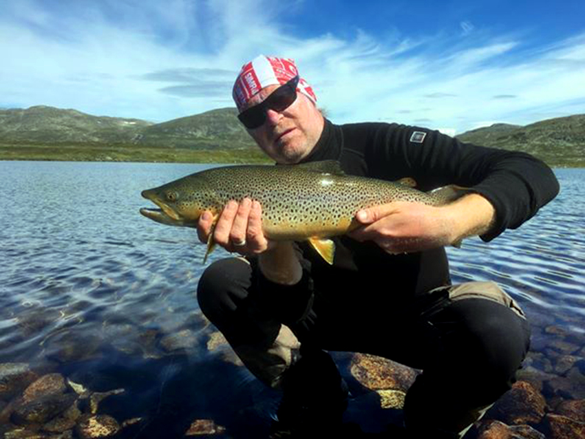 Fisketur: Cato Bekkevold fyller sekken med fiskeutstyr og søker fiskeopplevelser: – Alt det andre får man jo uansett. Foto: Privat