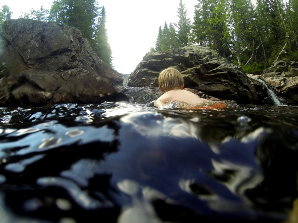 Badekulper: Flere steder i Korpreiret er det små og større badekulper. Her fra kulpen ovenfor brua ved utgangspunktet.