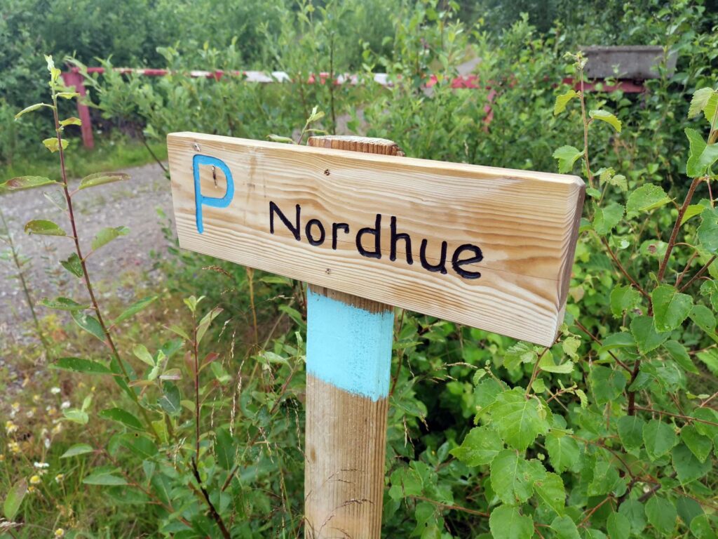 Vel nede ved Rusta og riksvei 3. Her er det skiltet parkering og sti til Nordhue.