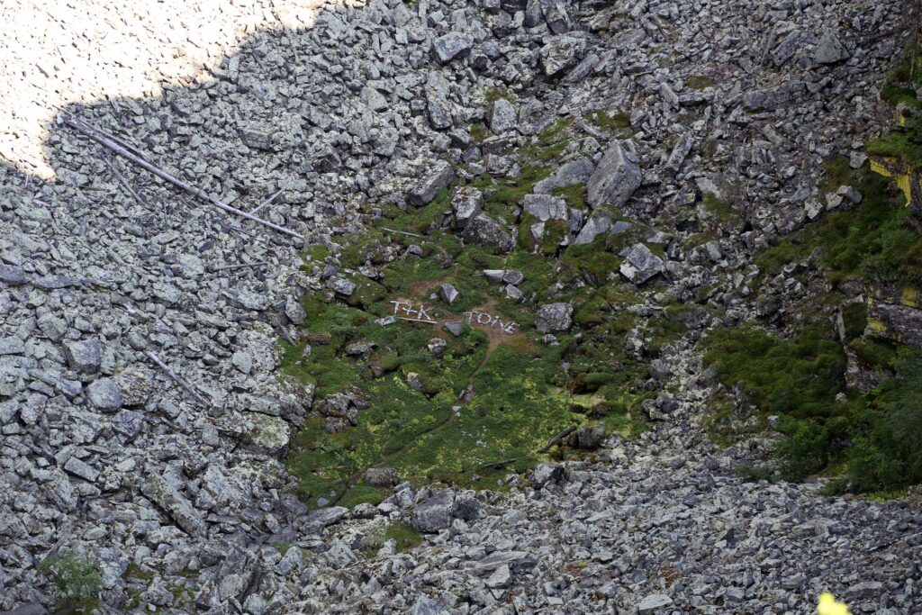 Jutulhogget, Alvdal, kjærlighetserklæringer lagt i stein på bunnen av juvet. Synlig fra utsiktspunktet.