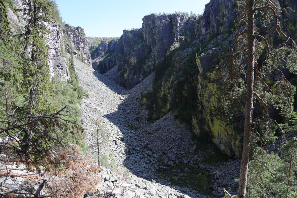 Trollenes kamp om vannet skal være årsaken til at Jutulhogget ligger der det ligger, forskere mener noe annet. Like fullt er dette et sted hvor fantasien gjerne kan bli med på tur.  