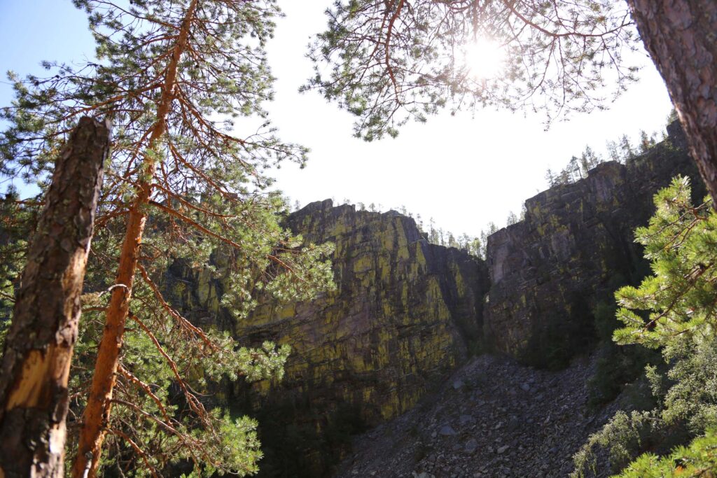 Halvveis ned i Jutulhogget - med utsikt til utsikten oppe på kanten av juvet.
