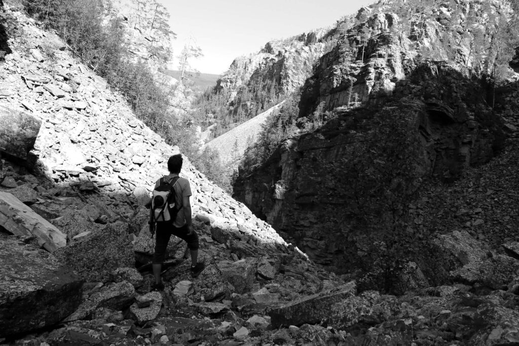 Et sted omtrent midtveis faller juvet ned i en mørk avgrunn. Her er det tegn til nylige steinsprang, det er smalt og få steder å gjemme seg om noe skulle skje. 