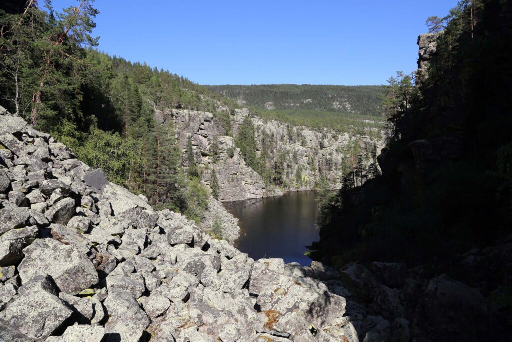 Hoggtjønna helt øst i Jutulhogget markerer avslutningen på juvet. Her er det visstnok flere mulige veier ut, men ingen er nødvendigvis enkle. 