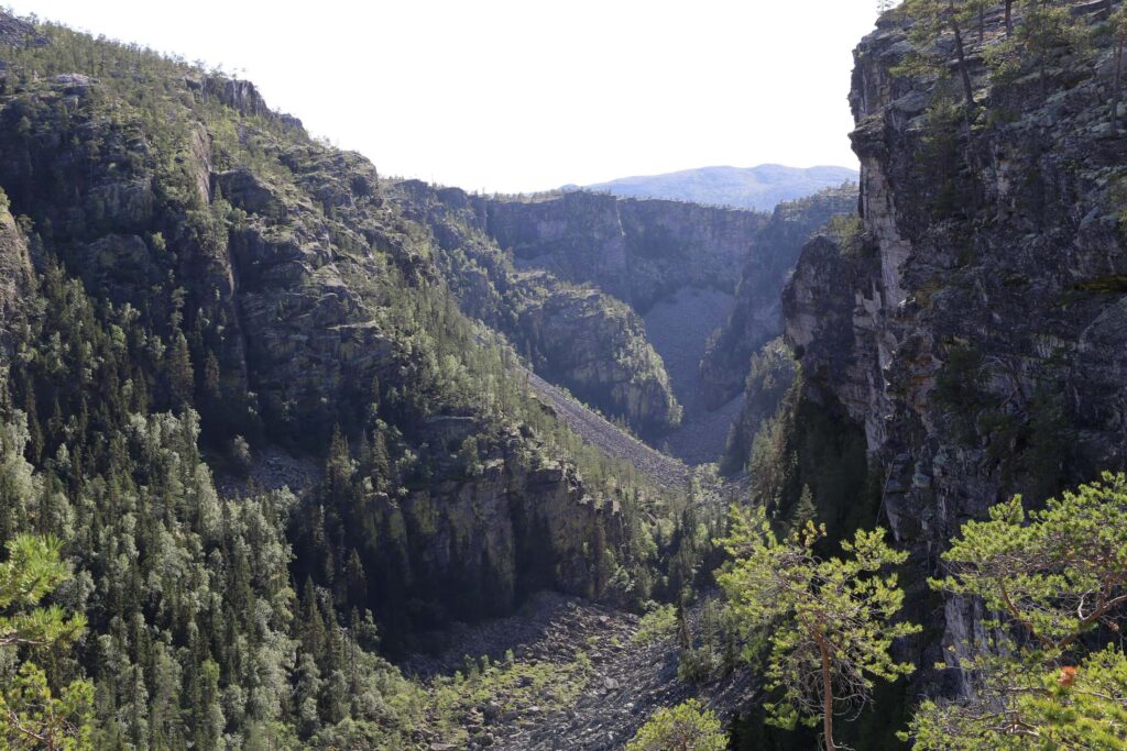 Deler av Jutulhogget sett fra øst mot vest. Turen nede i bunnen er krevende.
