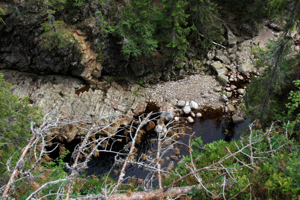 LANGT NED: Fra kanten av juvet er det langt ned i bunnen. Det går mange stier og tråkk ut til kanten, ikke alle er like trygge.