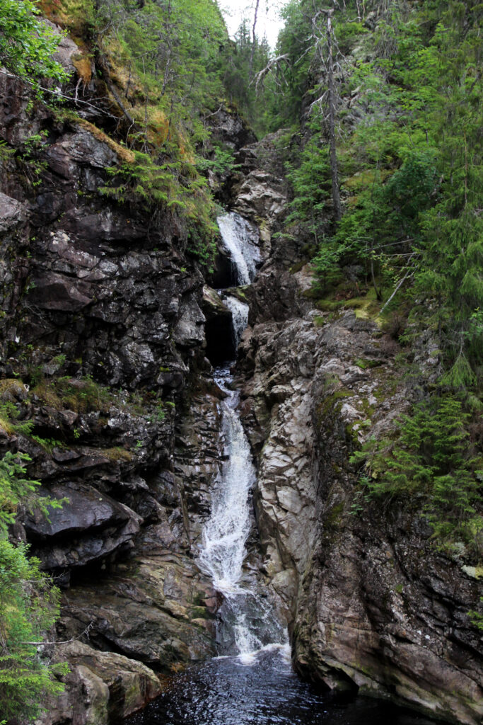 Nedre fossefall består av tre trinn eller fosser, som vannet passerer gjennom. Ved liten vannføring er det mulig å krysse over nedenfor denne fossen.