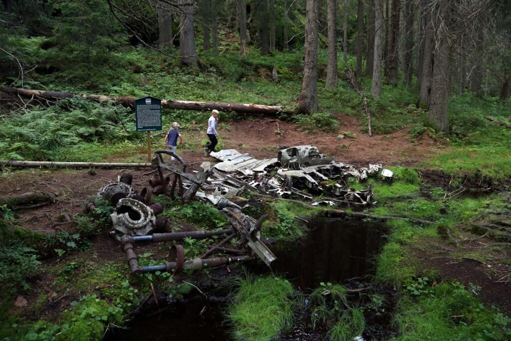Flvyraket i Nordmarka: Her ligger restene av et tysk bombefly, på stedet det styrtet med tre personer om bord i 1942. Alle tre døde.