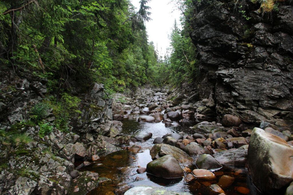 I bunnen av juvet: På tur nede i Korpreiret, mellom øvre og nedre fossefall et sted. Det er ikke alle steder det er mulig å komme ned, men enkelte steder er det mulig å følge tråkket eller stien helt ned i bunnen av juvet.