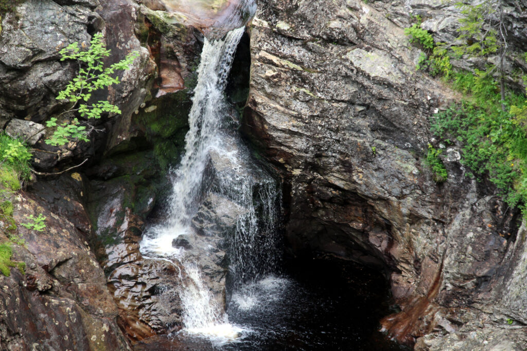 Øvre fossefall er kun noen hundre meter fra utgangspunktet for turen. Bildet er tatt fra stien på nordsiden av juvet.