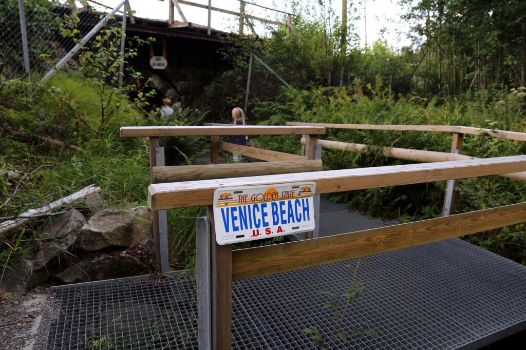 Badeplassen merket Venice Beach, et steinkast fra Movatn stasjon.