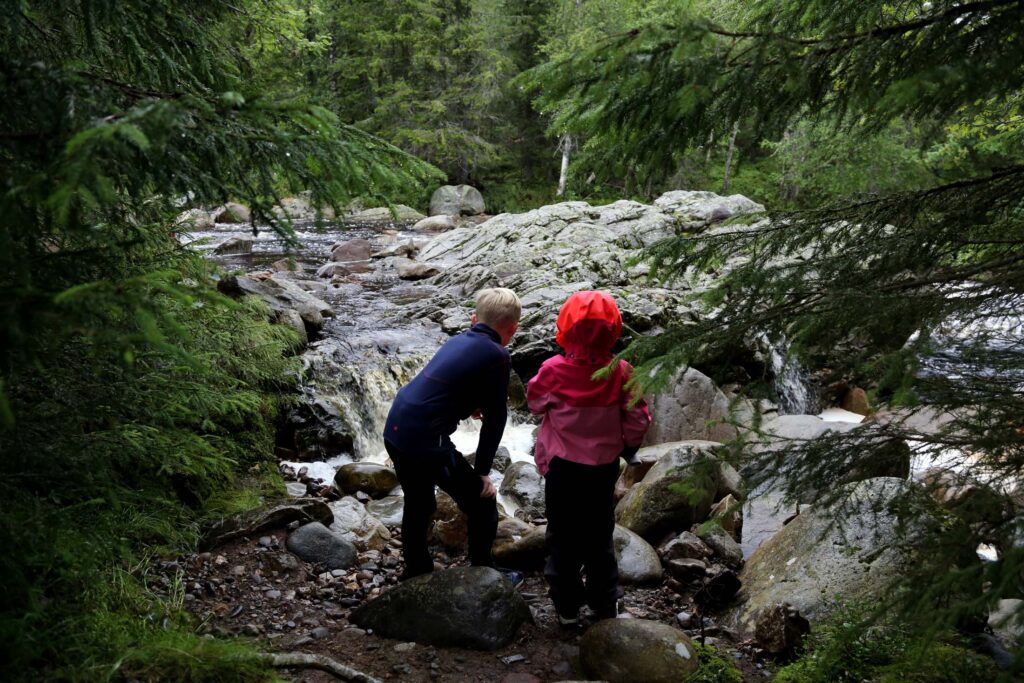 I tørre perioder er det nesten ikke vannføring i Øksna, og det er gode muligheter for å utforske juvet.