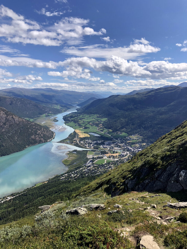 Utsikt tilbake til Lom sentrum.