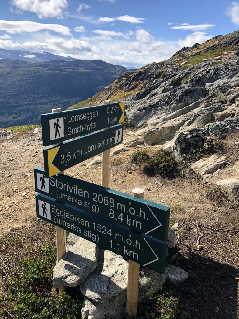 Fin merking, videre over Eggjapiken mot Storivilen.