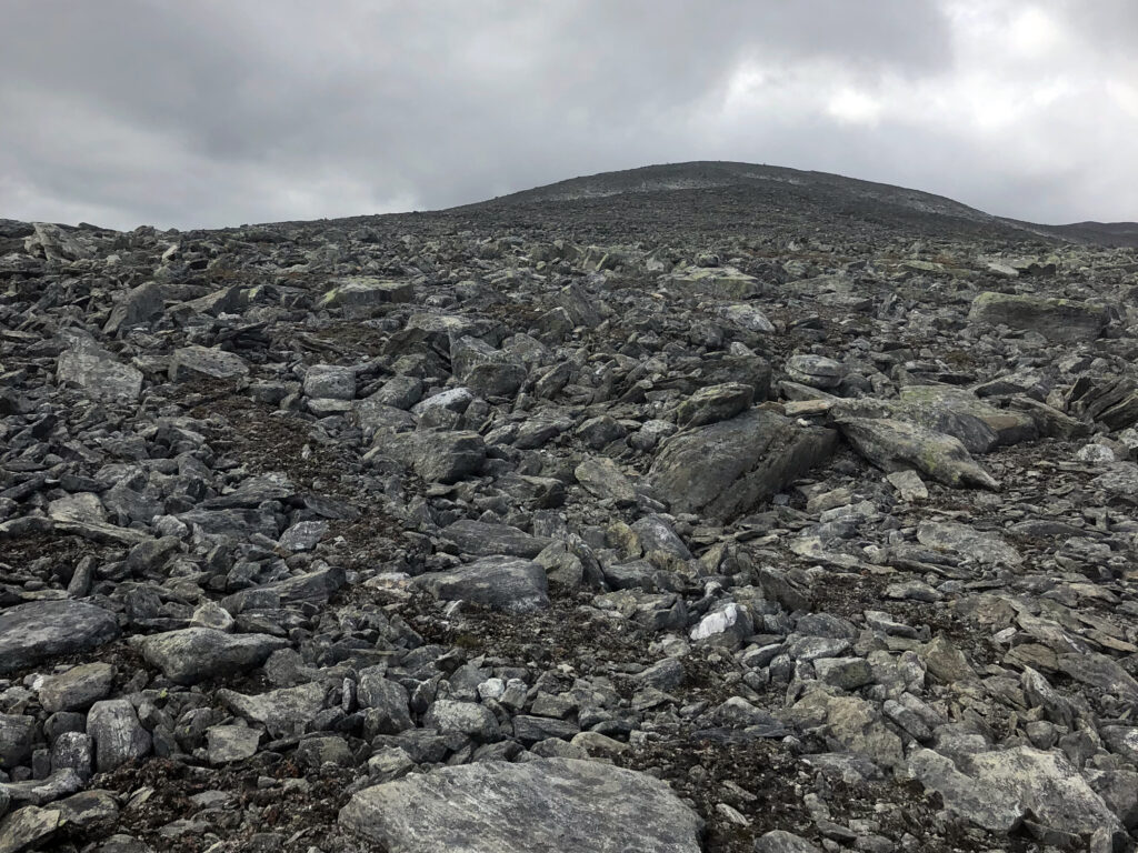 Steinete oppå Lomseggje.