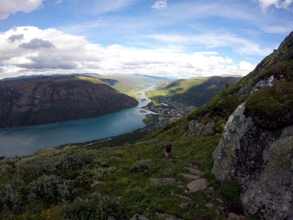 Utsikt tilbake til Lom sentrum.