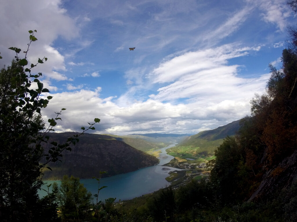 Utsikt ned mot Lom på returen.