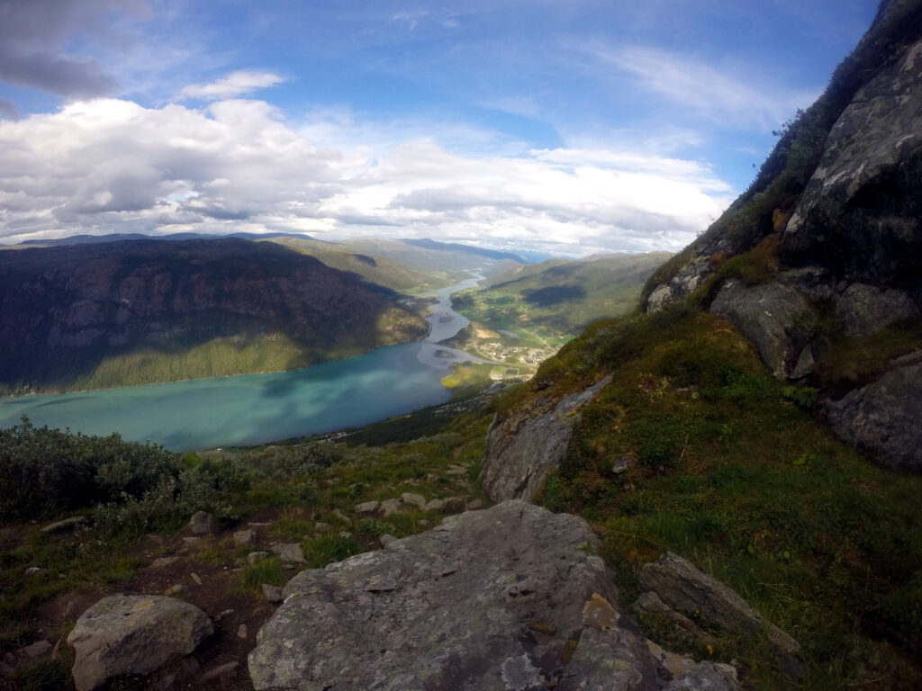 Utsikt ned mot Lom på returen.