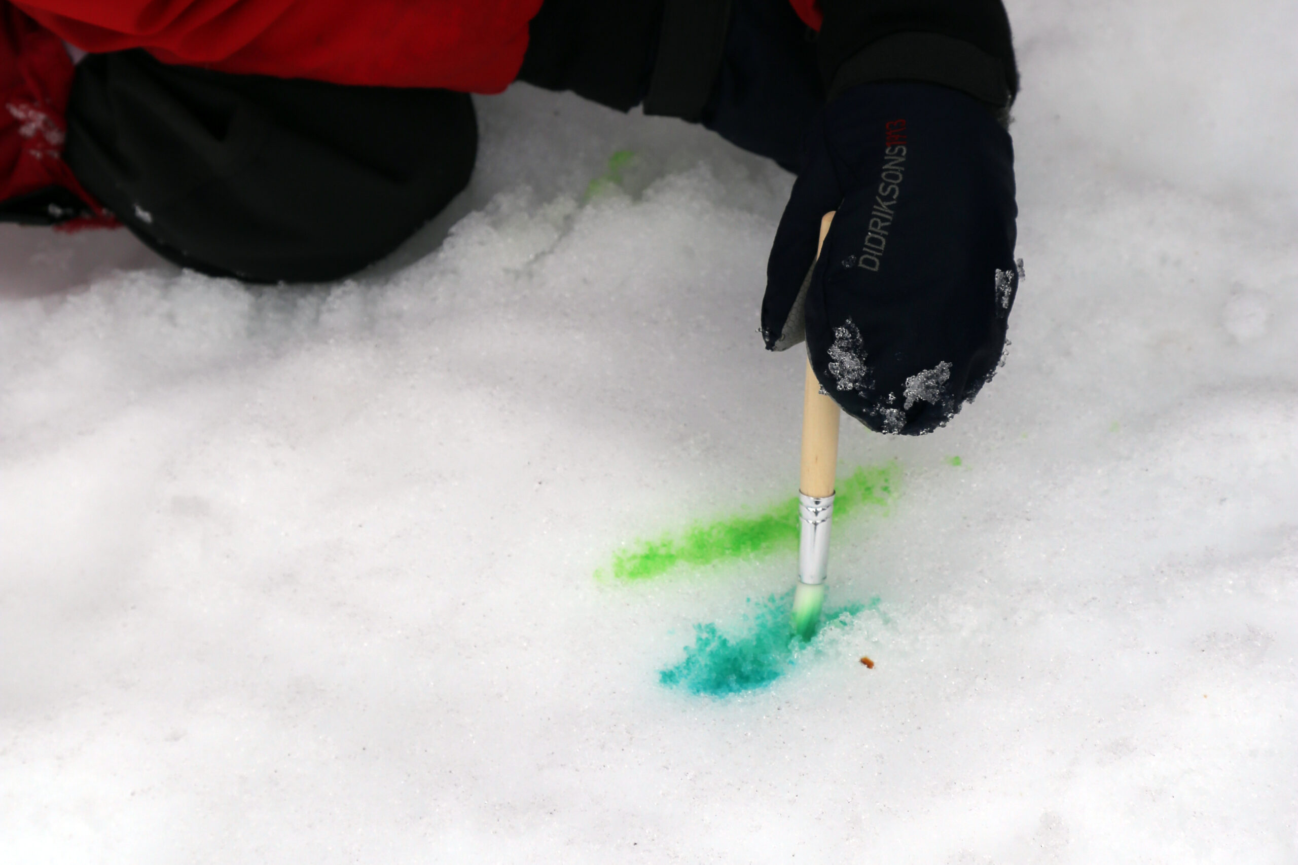 Vannfarger på snøen.