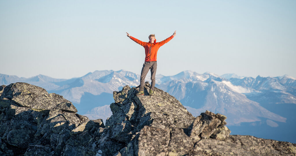 Sondre Kvambekk på Råna, det siste av 430 fjell i kommune-samlingen. Foto: Christian Nesset