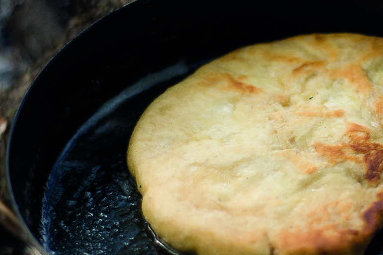 Chapati stekes på ganske sterk varme over bål eller primus.