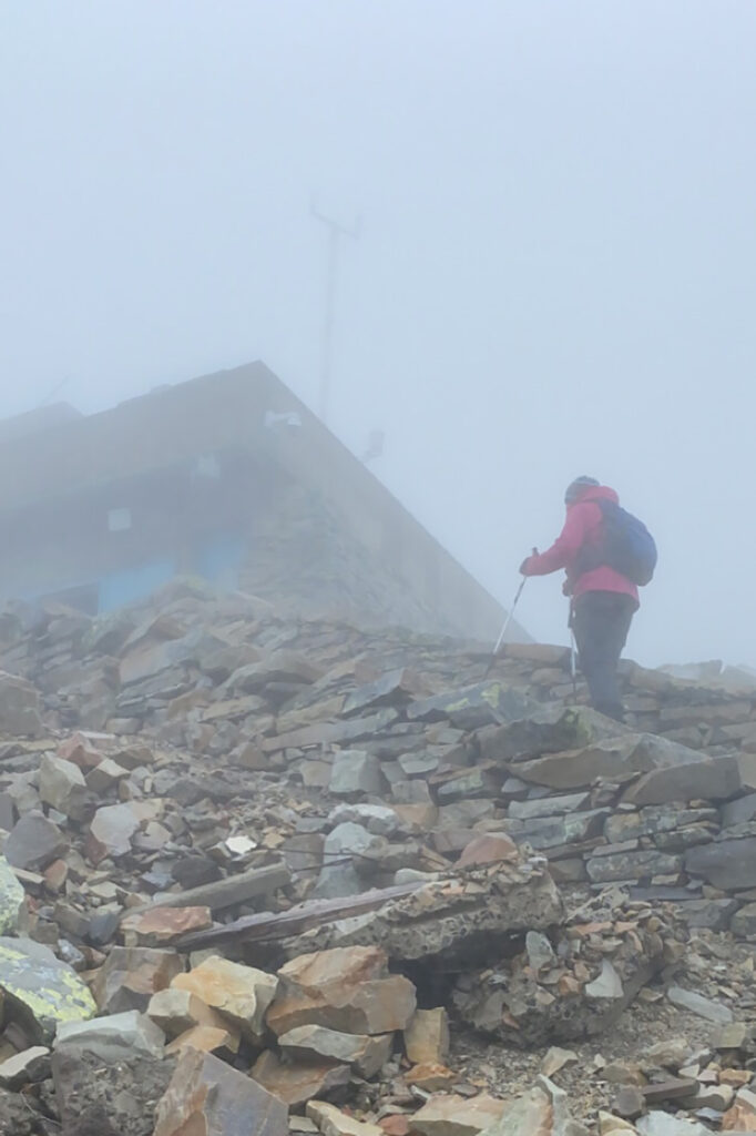 Gaustatoppen i tåke