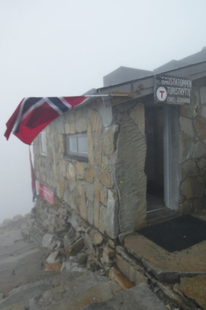 Gaustatoppen i tåke