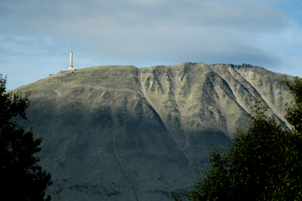 Gaustatoppen i skiftende vær