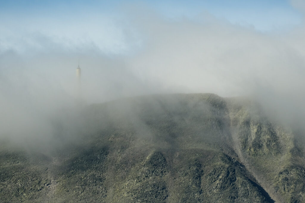 Gaustatoppen i skiftende vær