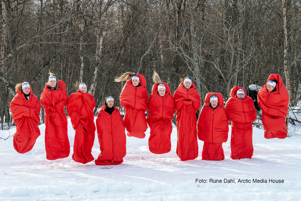Kristin Harila Jenter på Vidda hopper i sovepose fotograf Rune Dahl Arctic Media House